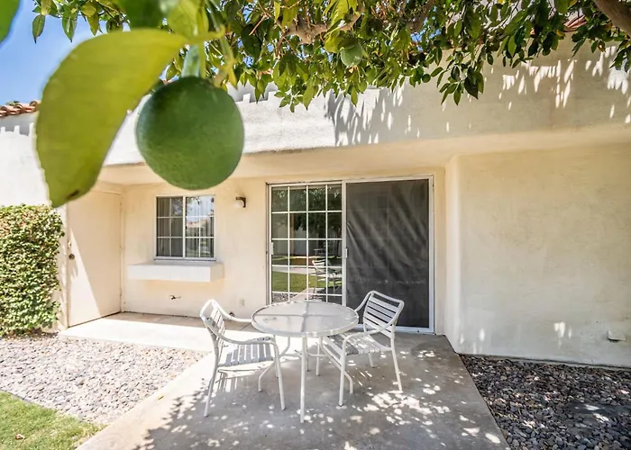 Hotel with view: Desert Breezes Resort